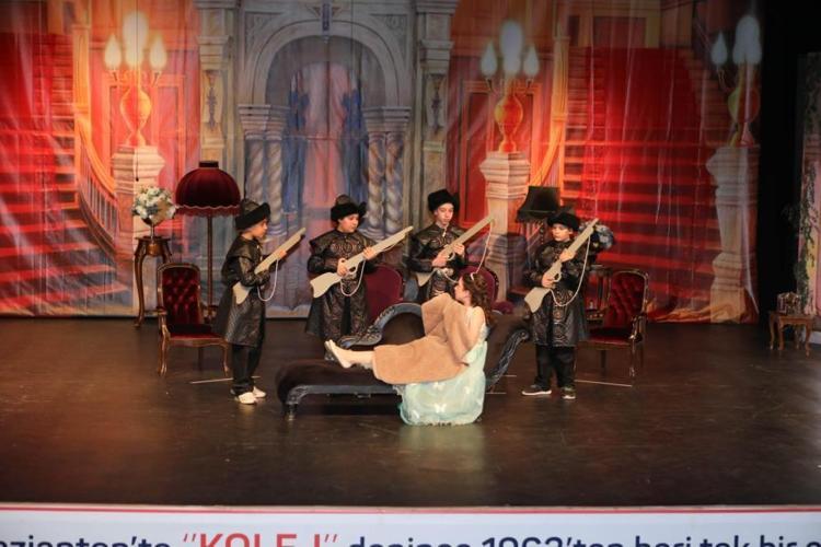 GKV’lilerin ingilizce müzikali büyüledi Yüksek performans sergilediler