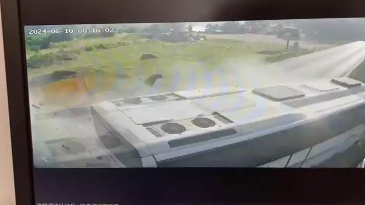 Kocaelide işçi servisi ile TIR, kafa kafaya çarpıştı: 1’i ağır 26 yaralı