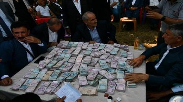 Gelinle damadı paraya boğdular Aşiret düğününde geline 2 kilo altın, damada 2,7 milyon lira takıldı