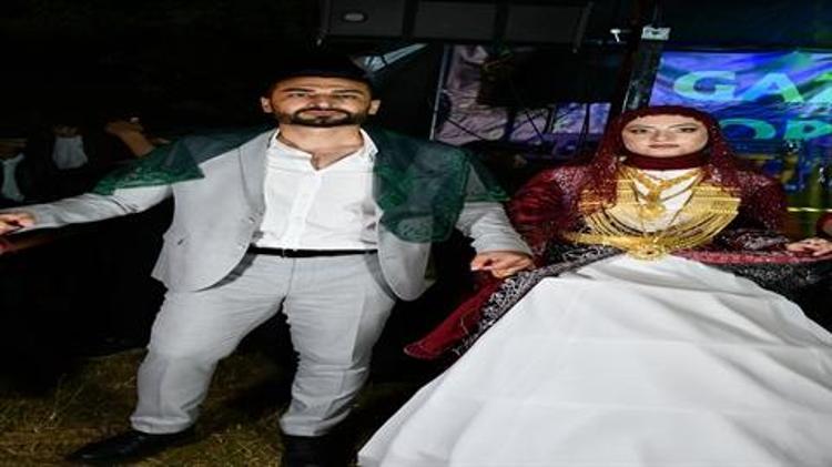 Gelinle damadı paraya boğdular Aşiret düğününde geline 2 kilo altın, damada 2,7 milyon lira takıldı