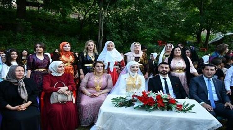Gelinle damadı paraya boğdular Aşiret düğününde geline 2 kilo altın, damada 2,7 milyon lira takıldı