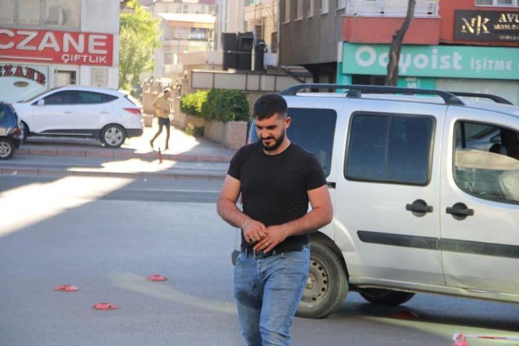 Kızgın boğa mezarlığa daldı: İki kişiyi yaraladı, kabir ziyaretine gelenler çıkartıldı