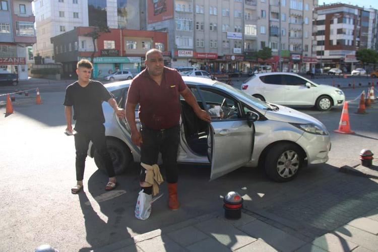 Kızgın boğa mezarlığa daldı: İki kişiyi yaraladı, kabir ziyaretine gelenler çıkartıldı