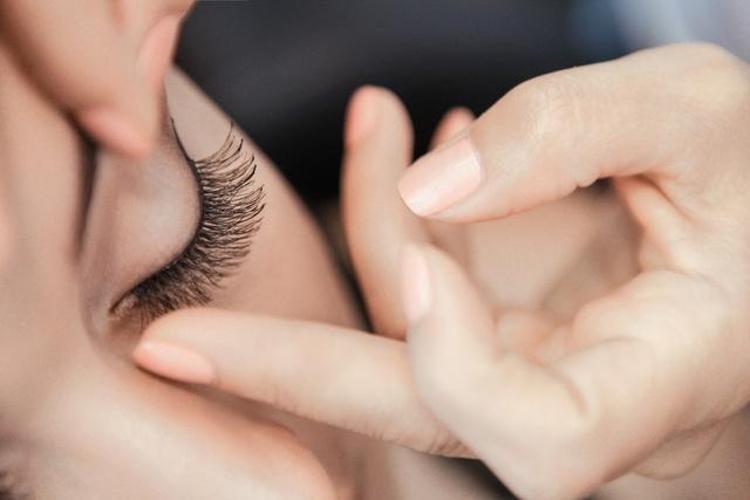 Kirpik uzatmanın 10 doğal yöntemi Güçlendirir, kolay uzatır