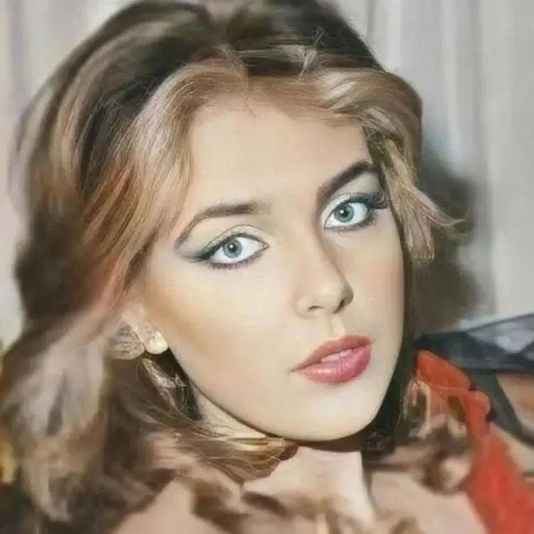 Oyuncu Ahu Tuğba bugün son yolculuğuna uğurlanacak