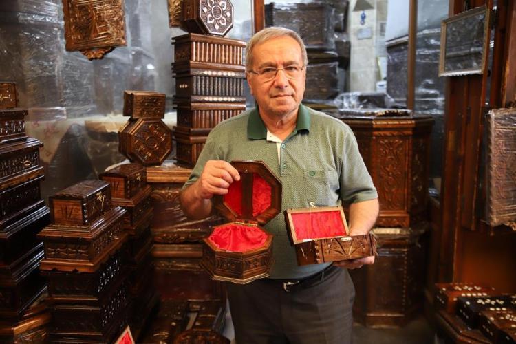 65 yıldır genç kızların çeyizlik sandıklarını el emeğiyle yapıyor