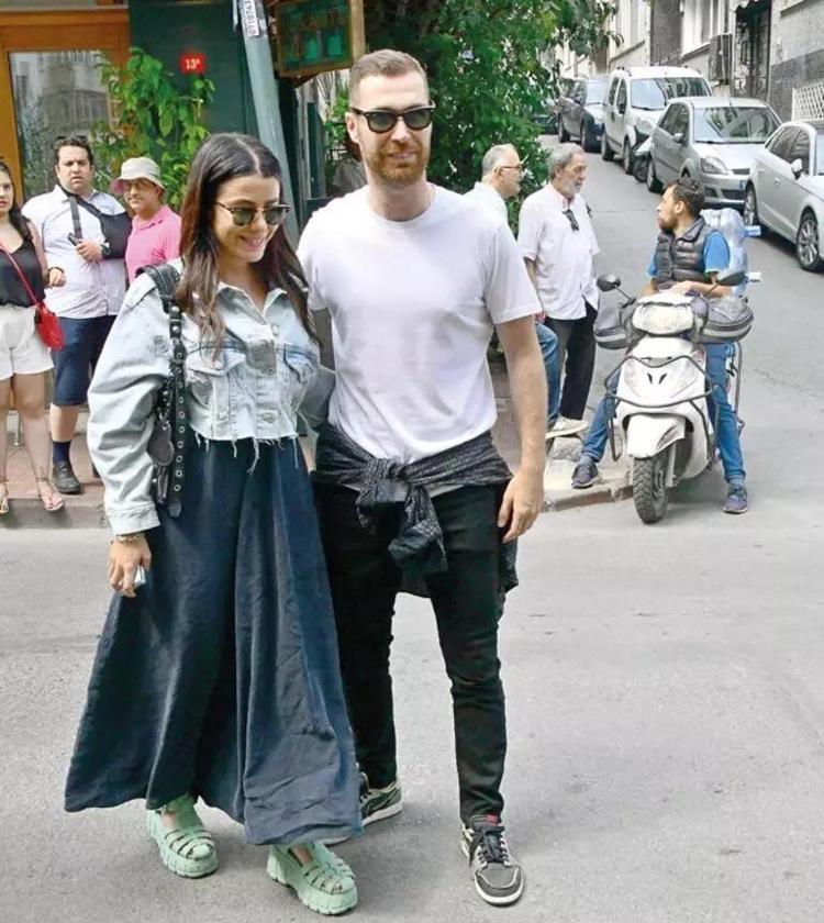 Oğulcan Engin-İlayda Alişan çiftinden Çeşmede romantik anlar Denizde şakalaştılar