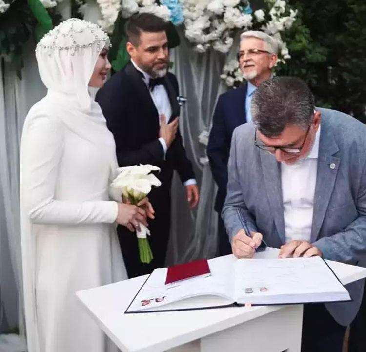 Gamze Özçelikin eşi Reshad Strikten romantik kutlama