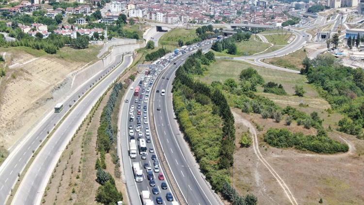 Tatilcilerin dönüş yolunda trafik yoğunluğu başladı Otogar ve yollar doldu taştı