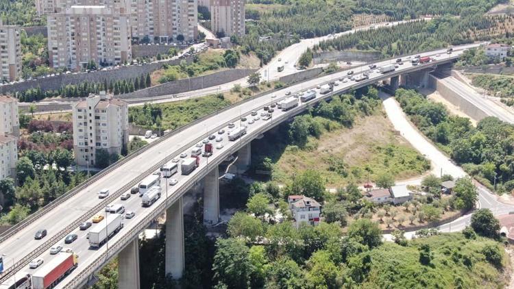 Tatilcilerin dönüş yolunda trafik yoğunluğu başladı Otogar ve yollar doldu taştı