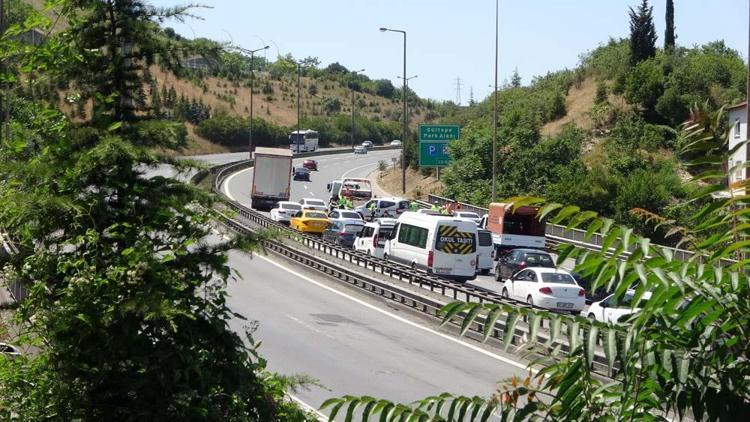 Tatilcilerin dönüş yolunda trafik yoğunluğu başladı Otogar ve yollar doldu taştı