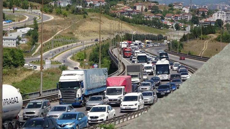 Tatilcilerin dönüş yolunda trafik yoğunluğu başladı Otogar ve yollar doldu taştı