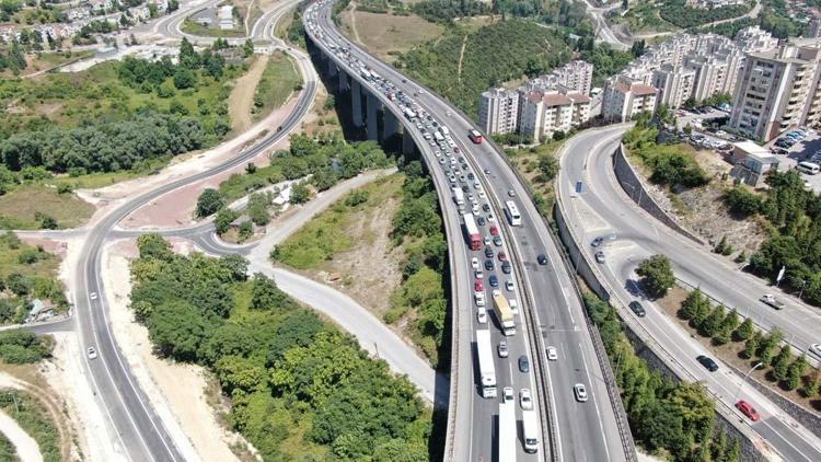 Tatilcilerin dönüş yolunda trafik yoğunluğu başladı Otogar ve yollar doldu taştı