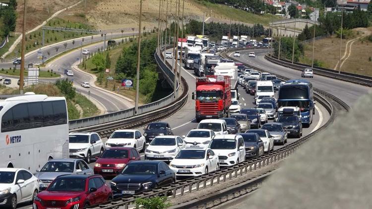 Tatilcilerin dönüş yolunda trafik yoğunluğu başladı Otogar ve yollar doldu taştı