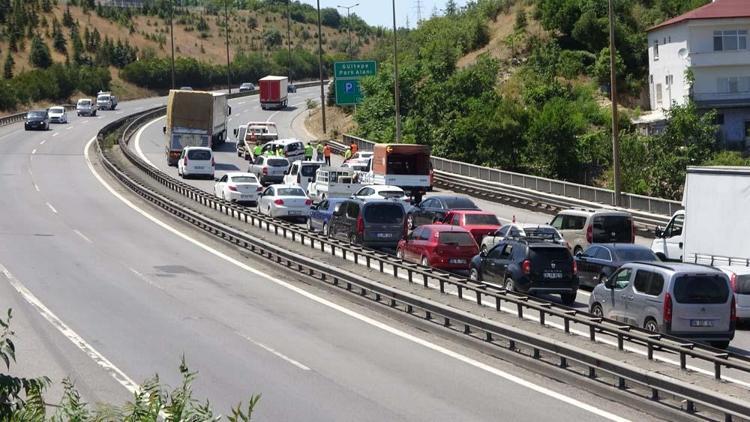 Tatilcilerin dönüş yolunda trafik yoğunluğu başladı Otogar ve yollar doldu taştı