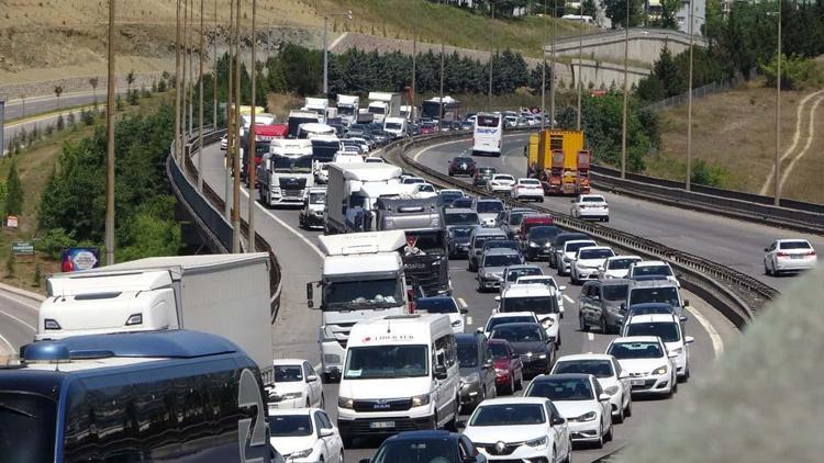 Tatilcilerin dönüş yolunda trafik yoğunluğu başladı Otogar ve yollar doldu taştı