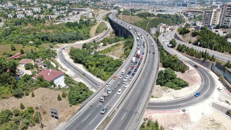 Tatilcilerin dönüş yolunda trafik yoğunluğu başladı Otogar ve yollar doldu taştı