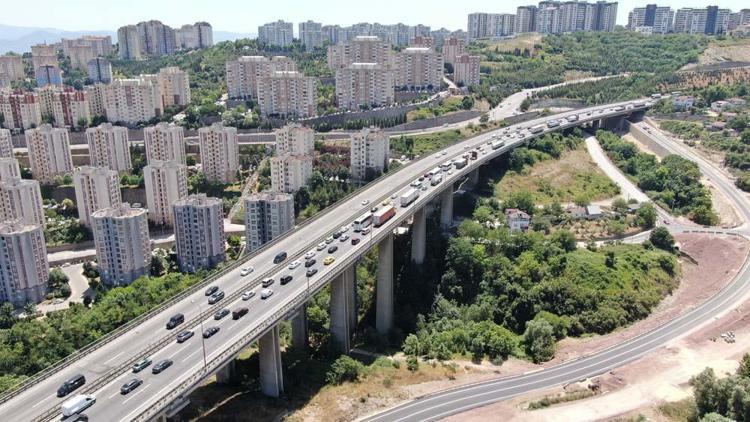 Tatilcilerin dönüş yolunda trafik yoğunluğu başladı Otogar ve yollar doldu taştı