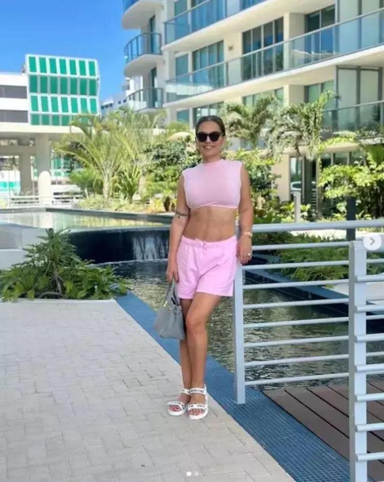 Göbek deliğini yok etti Demet Akalın Photoshopu abarttı