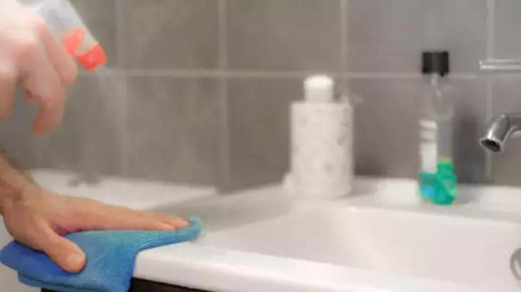 Klozet, lavabo tek ovalamada parlıyor; Bu yöntemi ilk ev kadınları buldu: Ne sararma ne kir kalıyor
