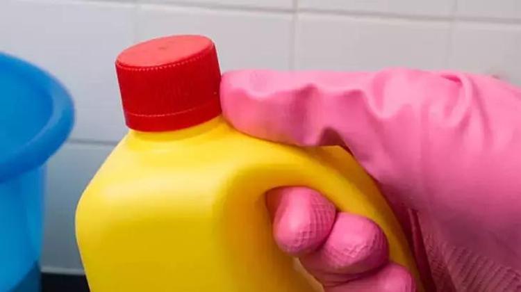 Klozet, lavabo tek ovalamada parlıyor; Bu yöntemi ilk ev kadınları buldu: Ne sararma ne kir kalıyor