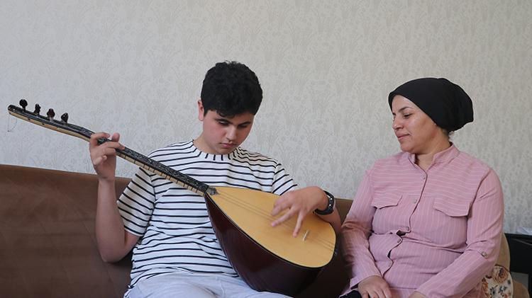 Gaziantepin Aşık Veyseli Bağlama çalarken engelli olduğumu unutuyorum