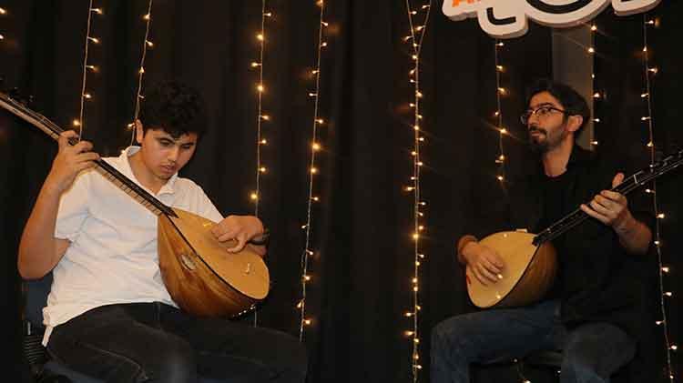 Gaziantepin Aşık Veyseli Bağlama çalarken engelli olduğumu unutuyorum