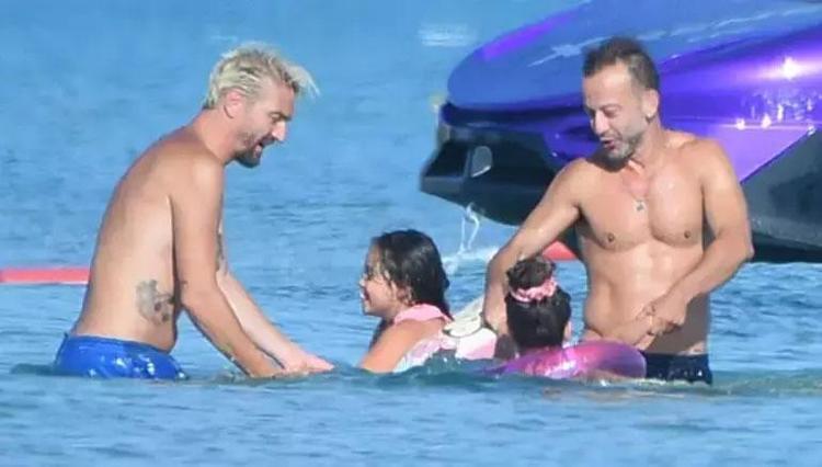Rıza Kocaoğlu ve Caner Erkinin deniz keyfi Dakikalarca çocukları eğlendirdiler