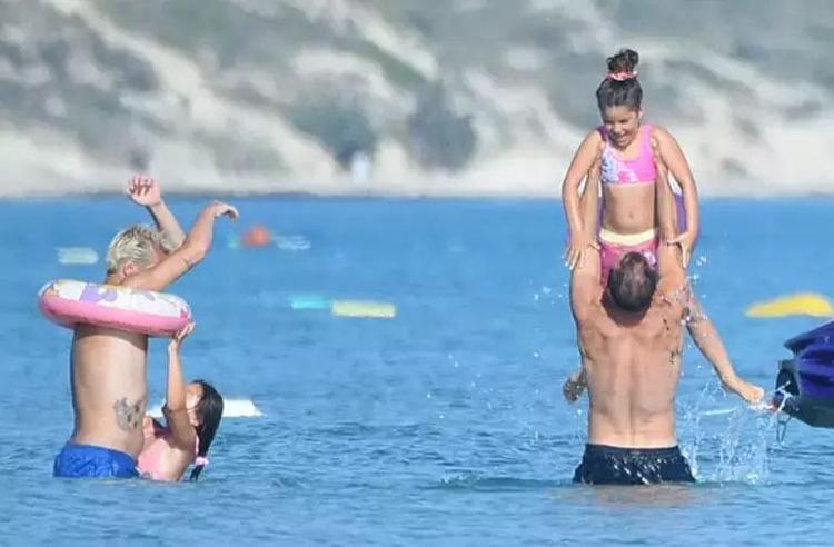 Rıza Kocaoğlu ve Caner Erkinin deniz keyfi Dakikalarca çocukları eğlendirdiler