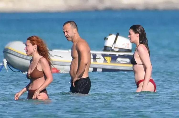 Rıza Kocaoğlu ve Caner Erkinin deniz keyfi Dakikalarca çocukları eğlendirdiler