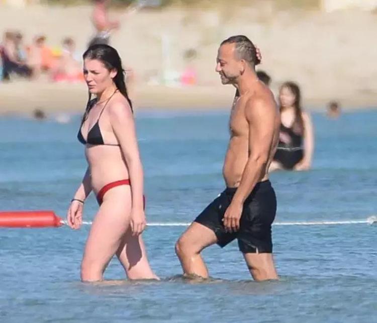 YÜZMEKTEN KAÇAMADI