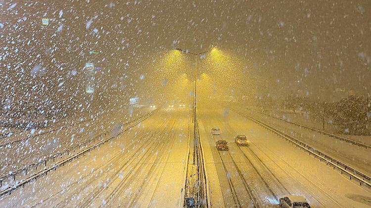 Lapa lapa kar yağdı Haziran bitti, kar yağışı bitmedi Meteoroloji 14 il için alarm verdi