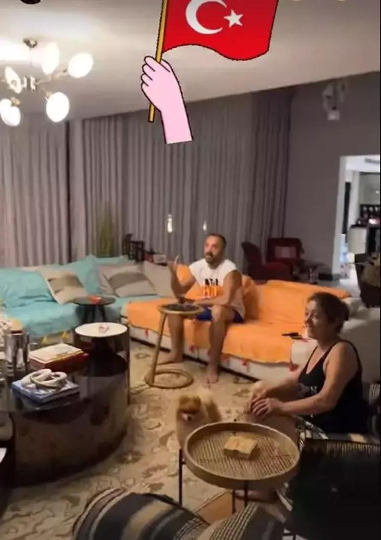 Demet Akalının ultra lüks yazlığındaki koltuk örtüleri olay oldu