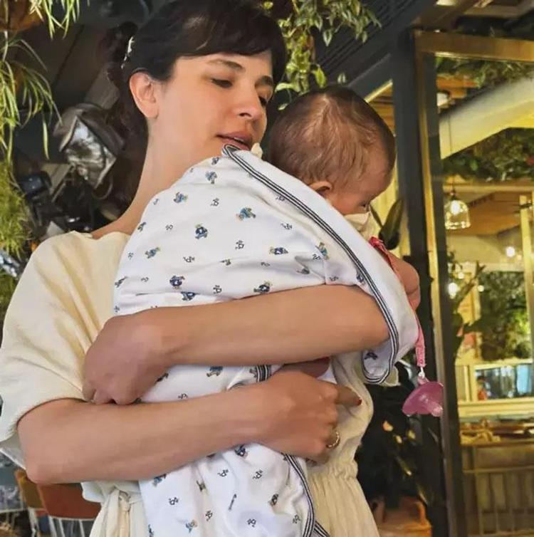 Gonca Vuslaterinin kızı Asya’yla yeni paylaşımı: Minik leblebim ve ben sizi öperiz