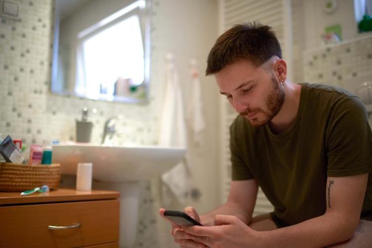 Cep telefonuyla geçirilen süreye dikkat Hemoroid, anal fissür gibi hastalıklara davetiye çıkarıyor