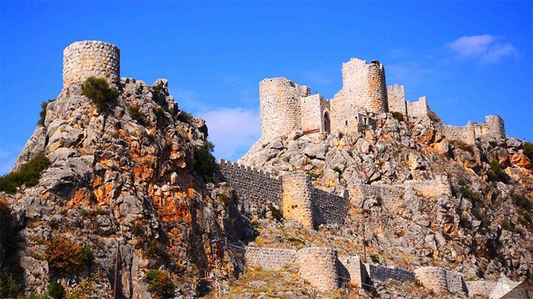 Adanadaki Yılan Kalenin gizemli hikayesi: Sütle beslenen yılanlar Misise iniyor