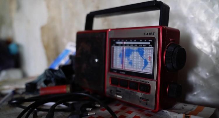 DÜNYA İLE BAĞLANTISINI RADYO İLE SAĞLIYOR