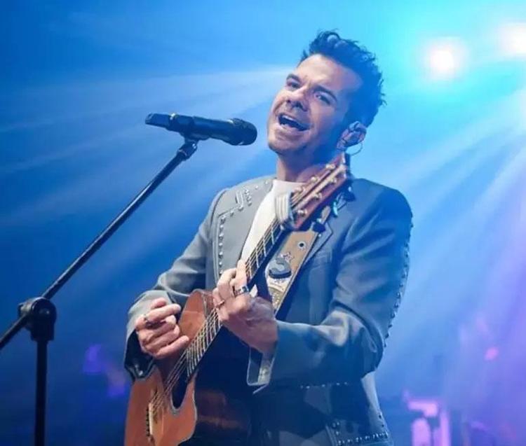 Teomanın gitarı rekor fiyata satıldı Satın alan isim sürpriz oldu