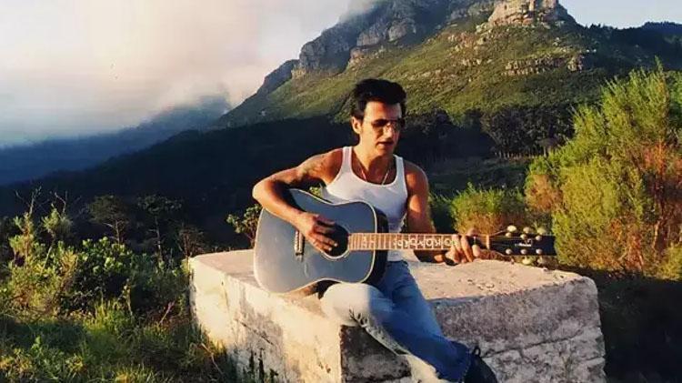 Teomanın gitarı rekor fiyata satıldı Satın alan isim sürpriz oldu