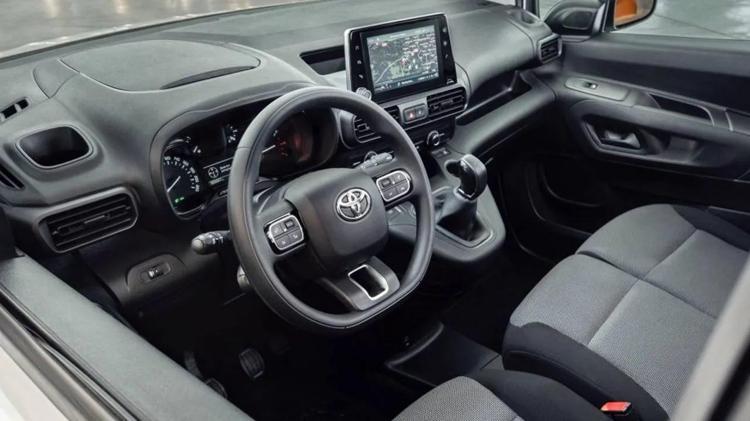 Toyota Proace City Türkiyede yollara çıktı; Bayilerde bu fiyatı kimse tahmin edemedi