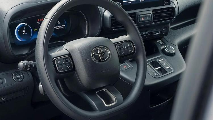 Toyota Proace City Türkiyede yollara çıktı; Bayilerde bu fiyatı kimse tahmin edemedi