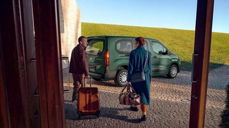 Toyota Proace City Türkiyede yollara çıktı; Bayilerde bu fiyatı kimse tahmin edemedi