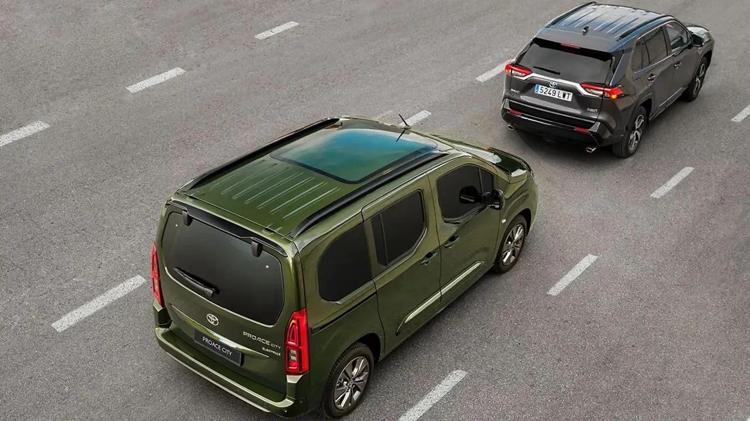 Toyota Proace City Türkiyede yollara çıktı; Bayilerde bu fiyatı kimse tahmin edemedi