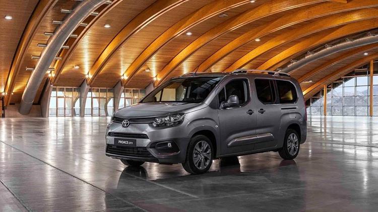 Toyota Proace City Türkiyede yollara çıktı; Bayilerde bu fiyatı kimse tahmin edemedi