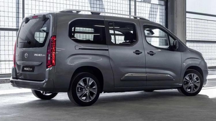 Toyota Proace City Türkiyede yollara çıktı; Bayilerde bu fiyatı kimse tahmin edemedi