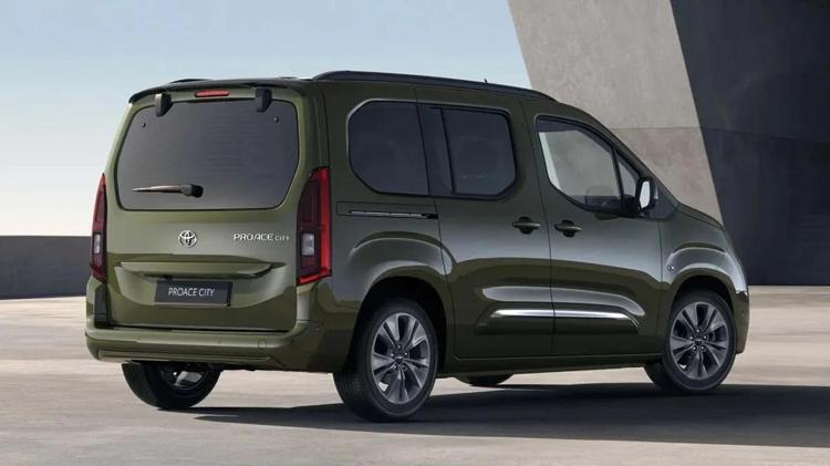 Toyota Proace City Türkiyede yollara çıktı; Bayilerde bu fiyatı kimse tahmin edemedi