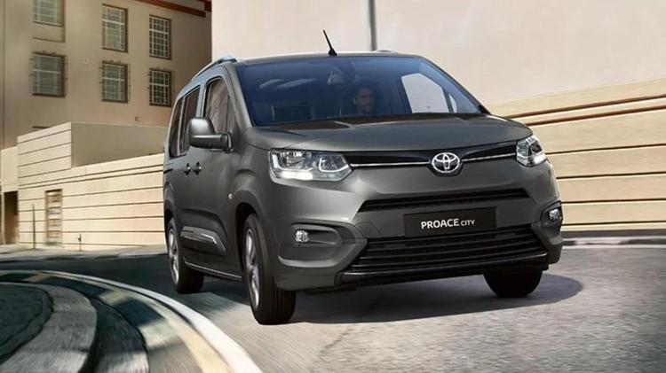 Toyota Proace City Türkiyede yollara çıktı; Bayilerde bu fiyatı kimse tahmin edemedi