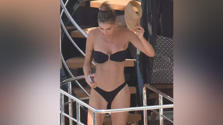 Şeyma Subaşı bikinisiyle şov yaptı Lüks teknede herkes onu izledi