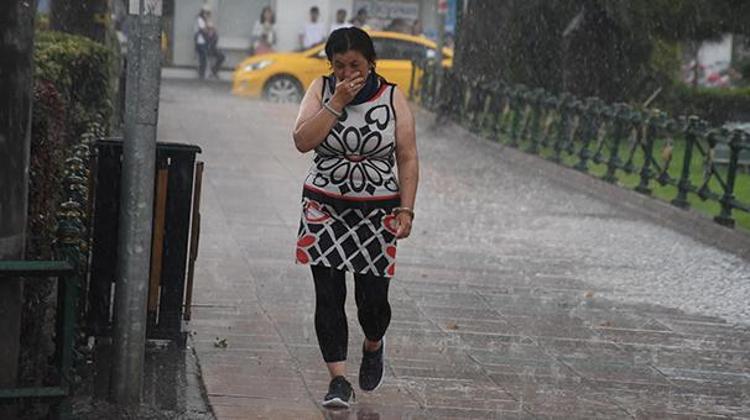 Sağanak yağmur fena vuracak Meteoroloji İstanbul, Ankara, İzmirde alarm verdi: Afetten kendinizi koruyun