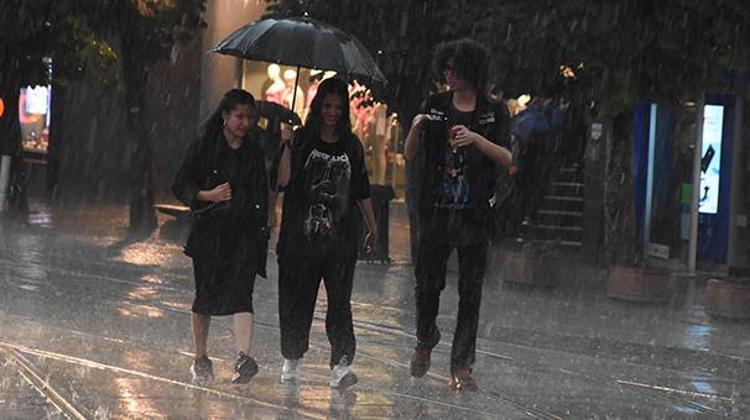 Sağanak yağmur fena vuracak Meteoroloji İstanbul, Ankara, İzmirde alarm verdi: Afetten kendinizi koruyun